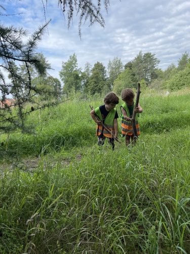 Valde och Eliah i skogen Godkänd av föräldrar